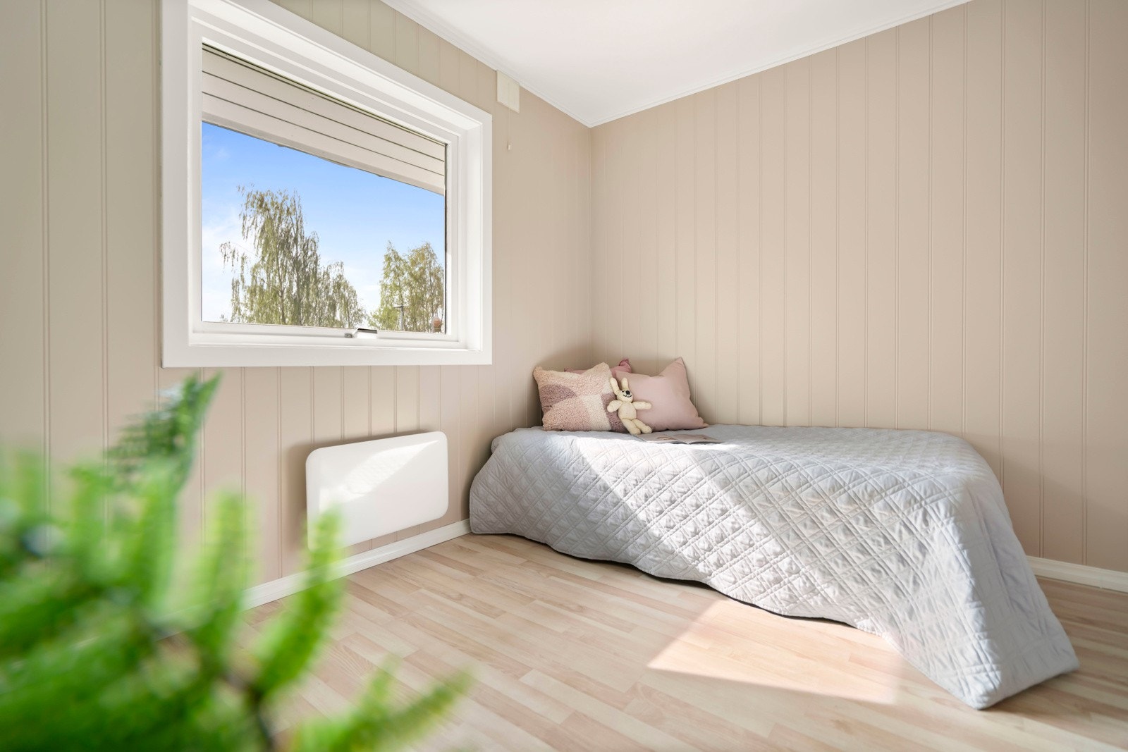 Rommet er har lyse fargevalg og godt med lysinnslipp fra vinduet. Galleribilde