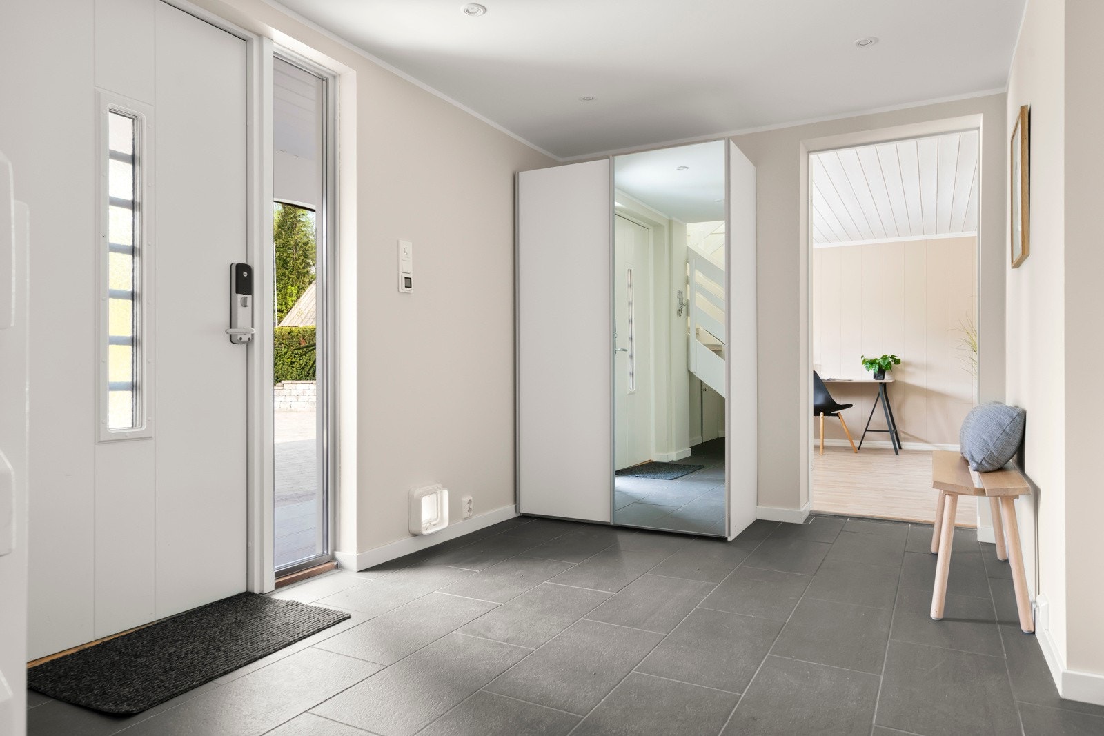 Garderobeskap gir god plass til oppbevaring av yttertøy og sko. Inngangsdøren er utstyrt med Yale Doorman. Galleribilde