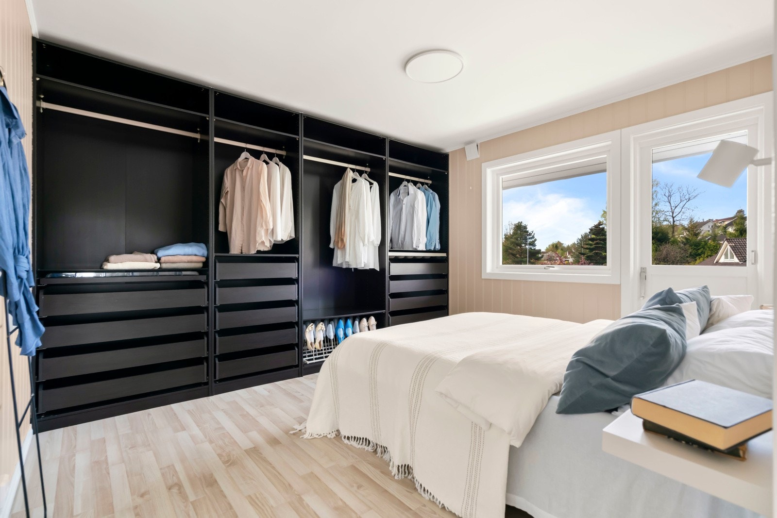 Svært innbydende hovedsoverom med god plass til stor dobbeltseng med tilhørende nattbords møblement. Rommet har innebygde garderobeløsninger. Galleribilde