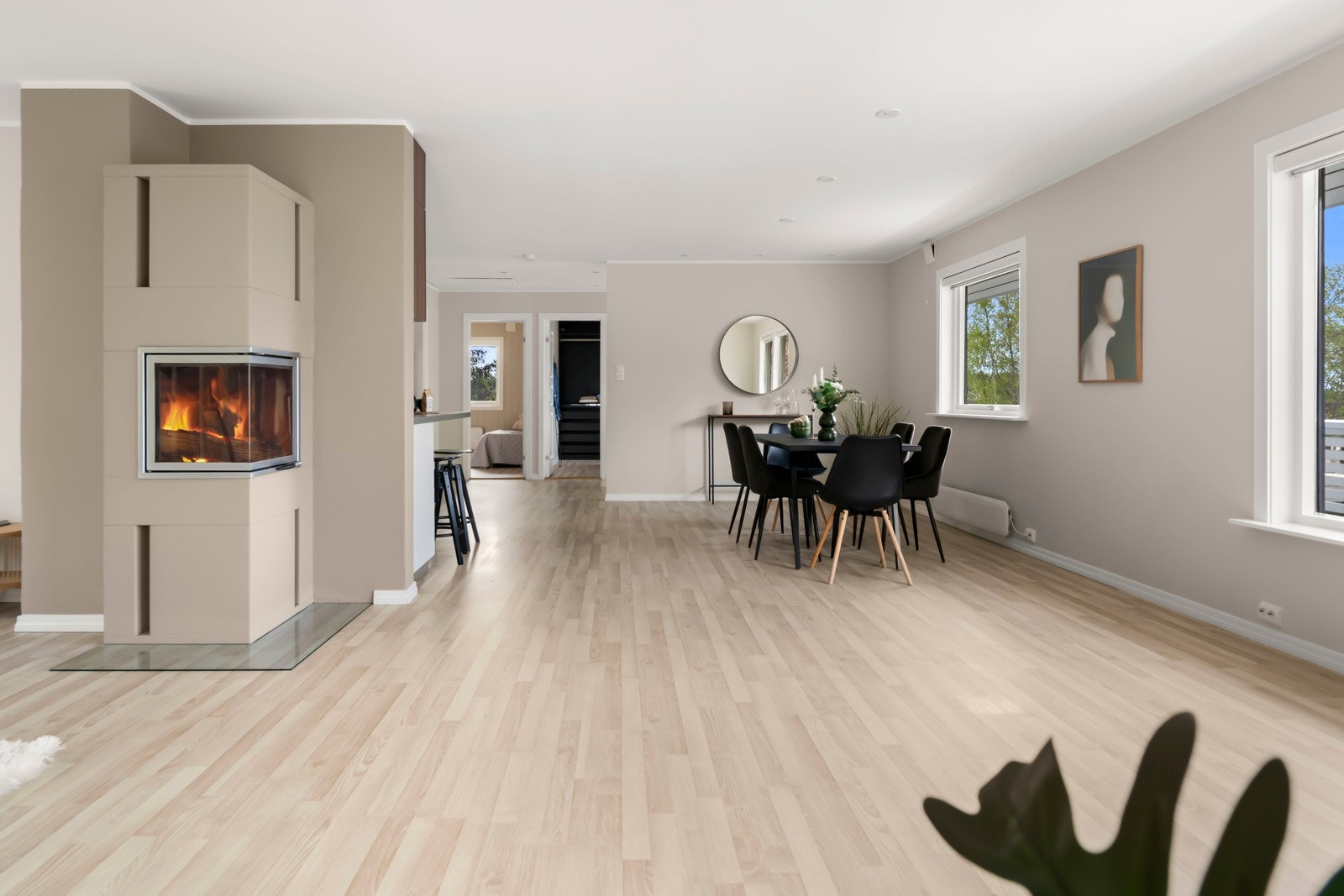 Midt i rommet står en flott peis som skaper varme og stemning. Galleribilde