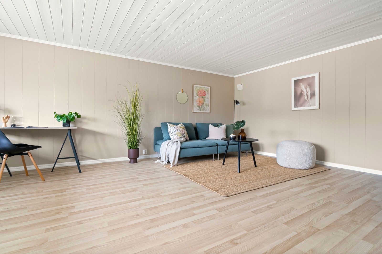 Det romslige allrommet gir deg stor fleksibilitet - enten du ønsker en luftig stue med god plass til alt en stue trenger, eller et stort soverom. Galleribilde