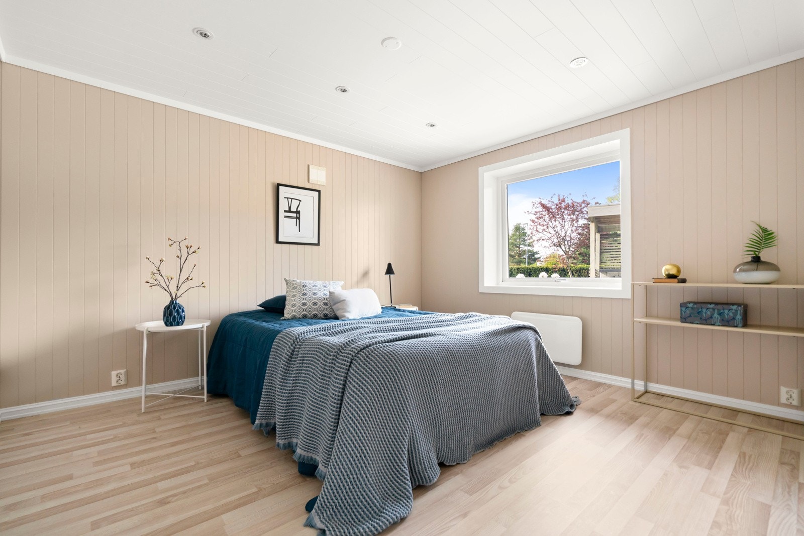 Det fjerde soverommet er et lyst og luftig rom med god plass til seng, skrivebord og oppbevaring. Galleribilde