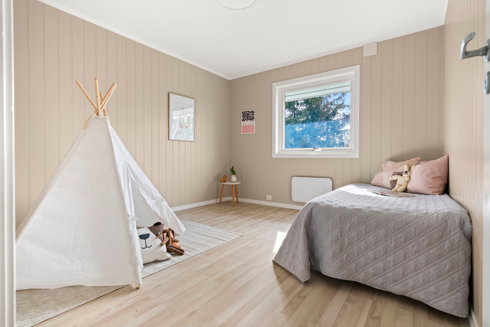 Det andre soverommet i 2. etasje er av god størrelse, i likhet med de øvrige soverommene, med plass til seng og tilhørende møblement. Galleribilde