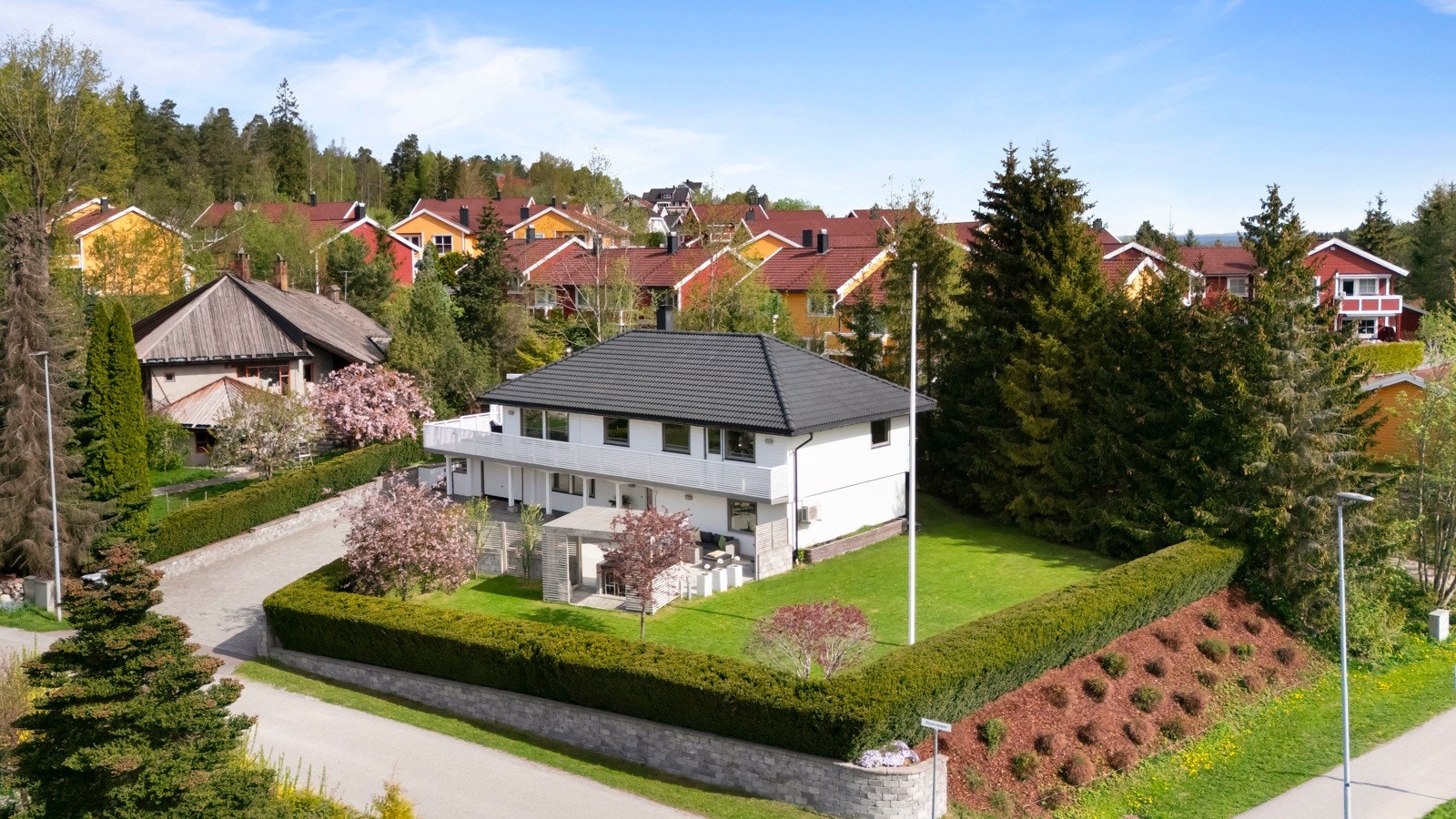 Hagen er skjermet fra innsyn, takket være en høy og tett hekk som gir både privatliv og ro. Galleribilde