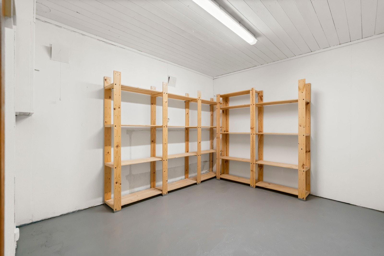 Den innvendige boden er romslig og lett tilgjengelig. Bodens størrelse gjør den også fleksibel nok til å fungere som et lite hobbyrom eller et organisert oppbevaringssystem med hyller og kasser. Galleribilde