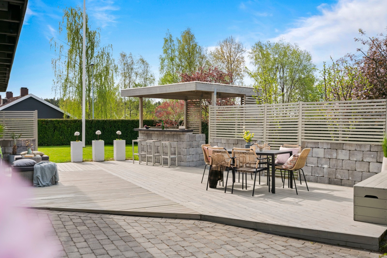 Boligen kan skilte med en fantastisk uteplass som byr på det lille ekstra. Galleribilde