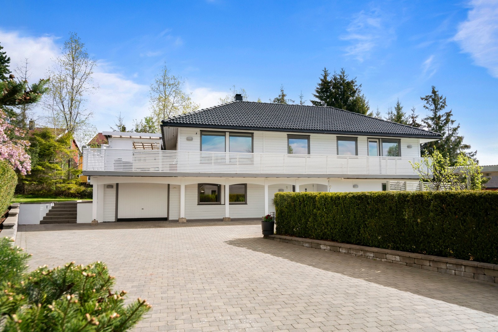 Gode parkeringsmuligheter i garasjen og på den steinbelagte gårdsplassen. Galleribilde