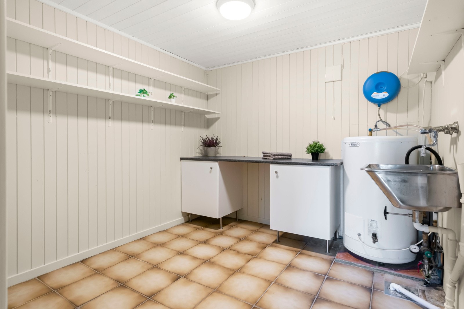 Et praktisk og ryddig vaskerom gjør hverdagen litt enklere. Varmtvannstanken er plassert her, og det er fortsatt god gulvplass til vaskemaskin og tørketrommel. Galleribilde