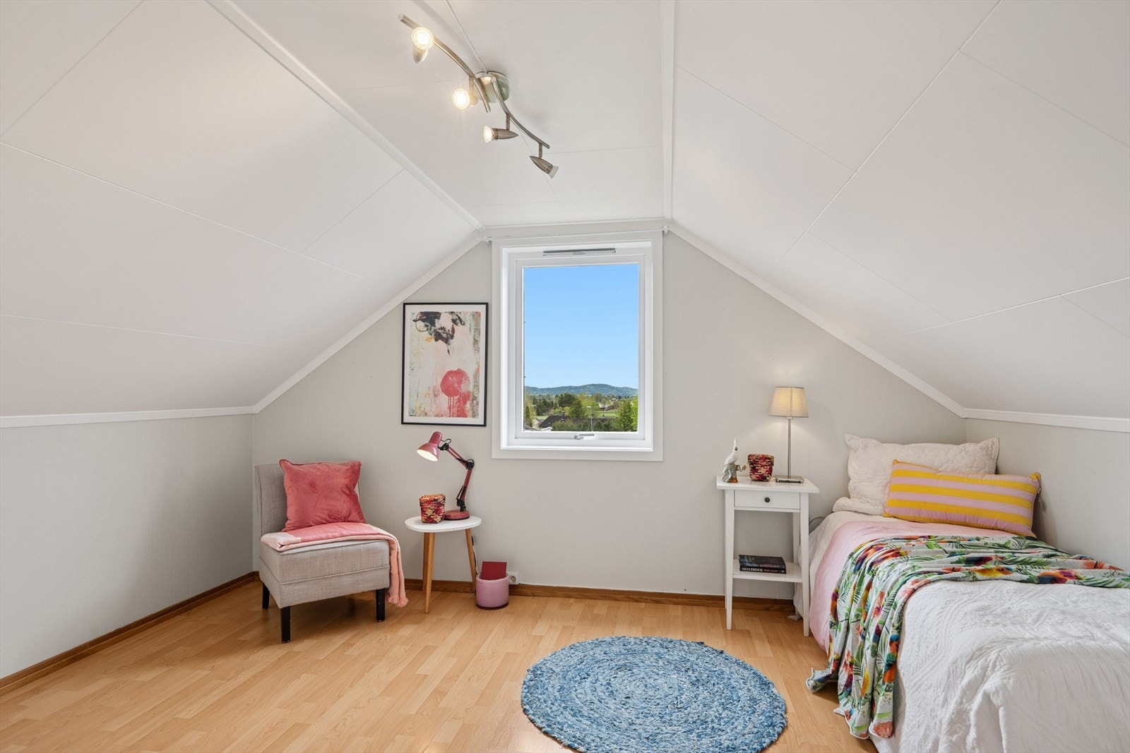 Det er tre soverom i boligen. Alle rommene er romslige med god plass til seng og kommoder. Galleribilde