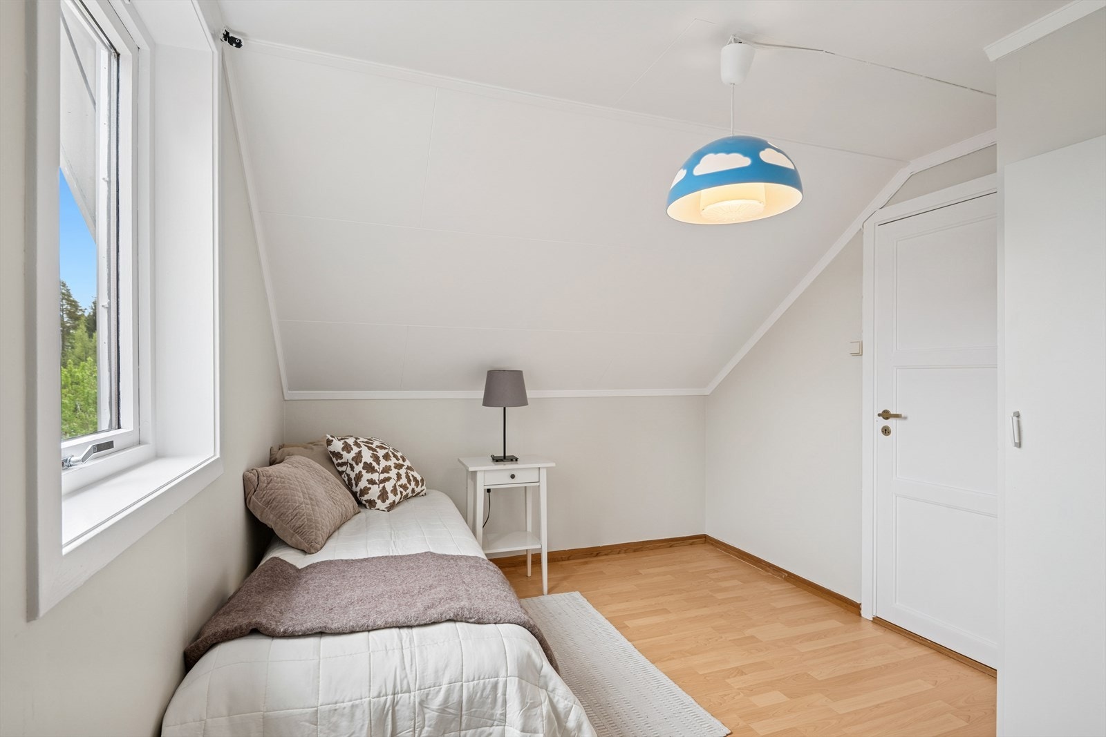 Soverommene i 2. etasje passer perfekt som barnerom, gjesterom eller kontor. Galleribilde