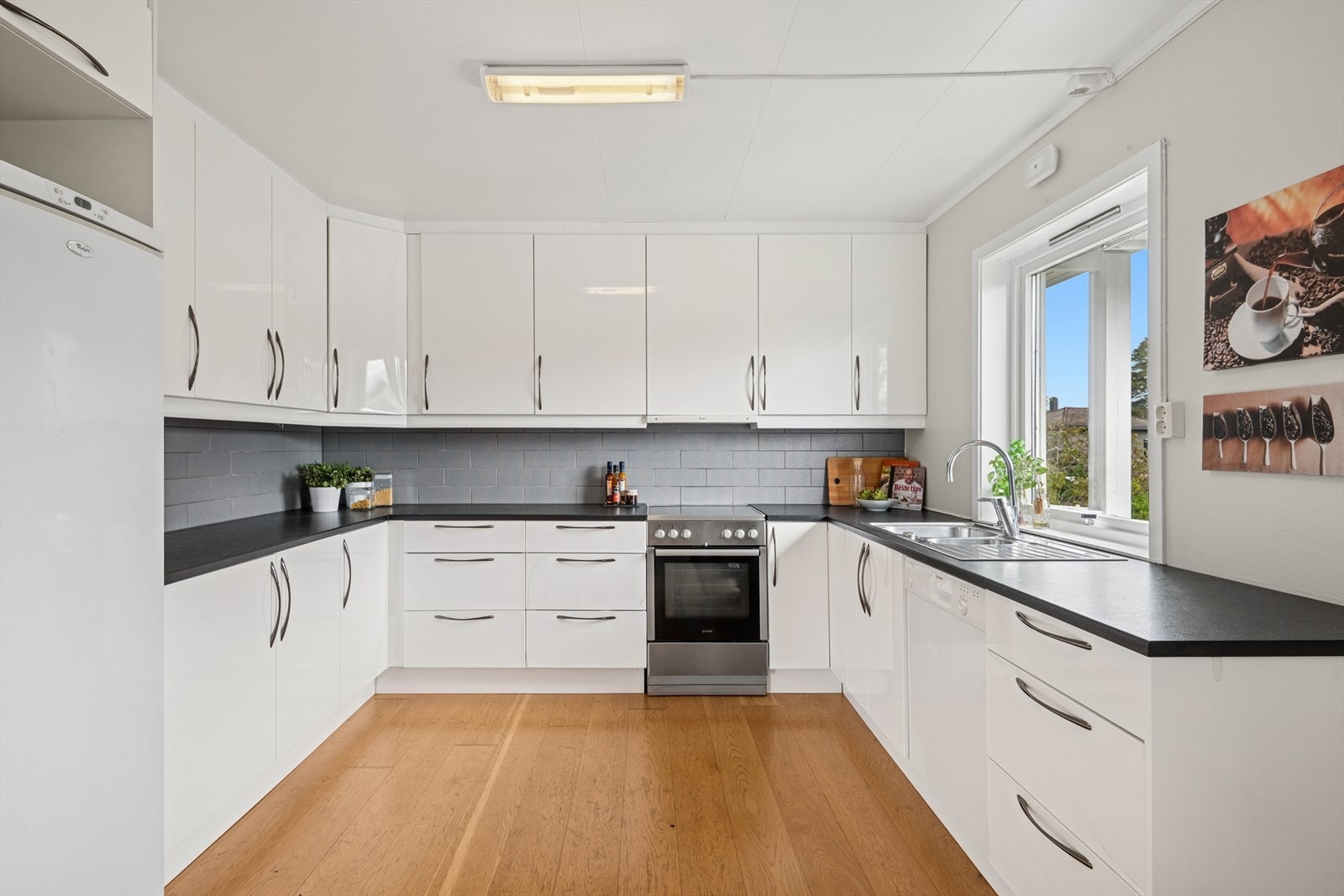 Frittstående kjøleskap, stekeovn og oppvaskmaskinen medfølger. Galleribilde