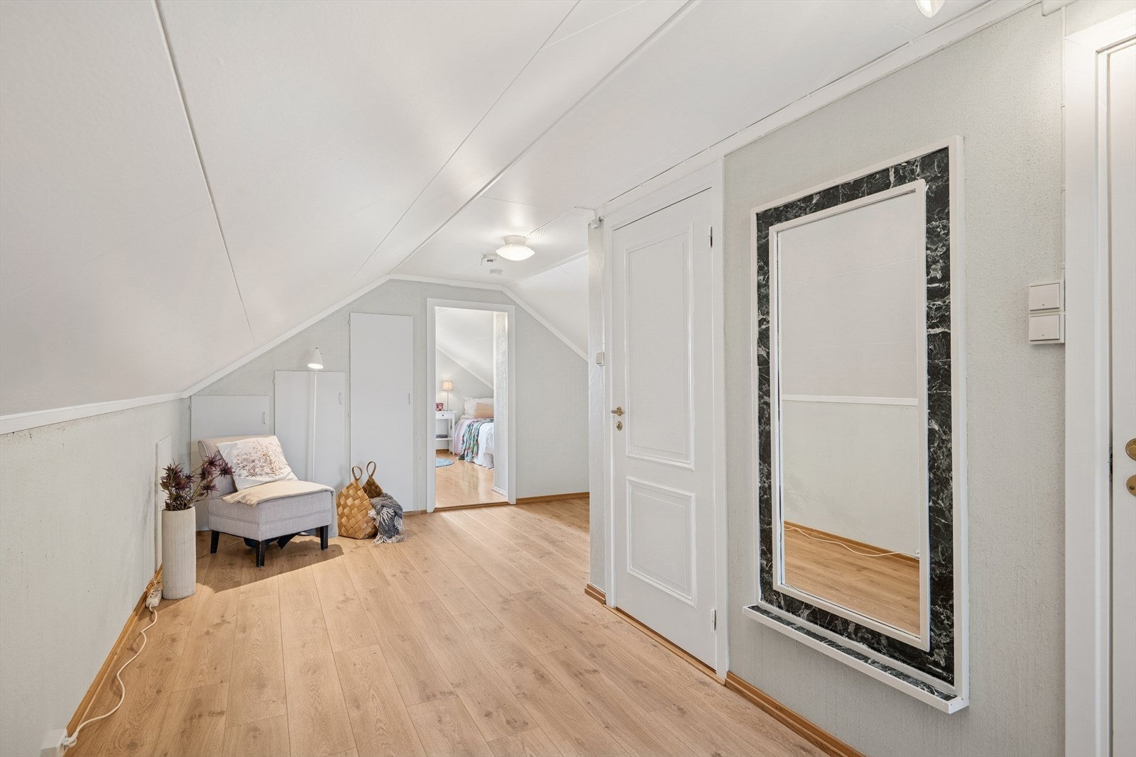 I andre etasje er det en gang, to soverom og et eldre bad. Galleribilde