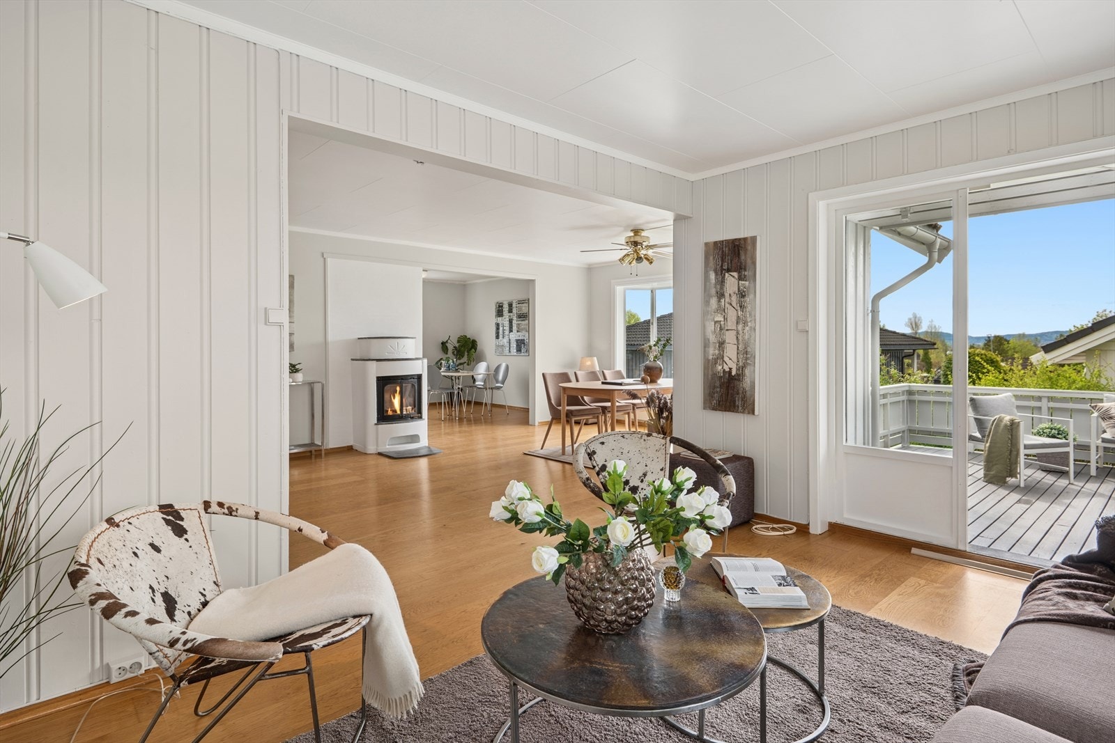 En romslig og lys stue med både peis og varmepumpe, som gir en behagelig atmosfære året rundt. Galleribilde