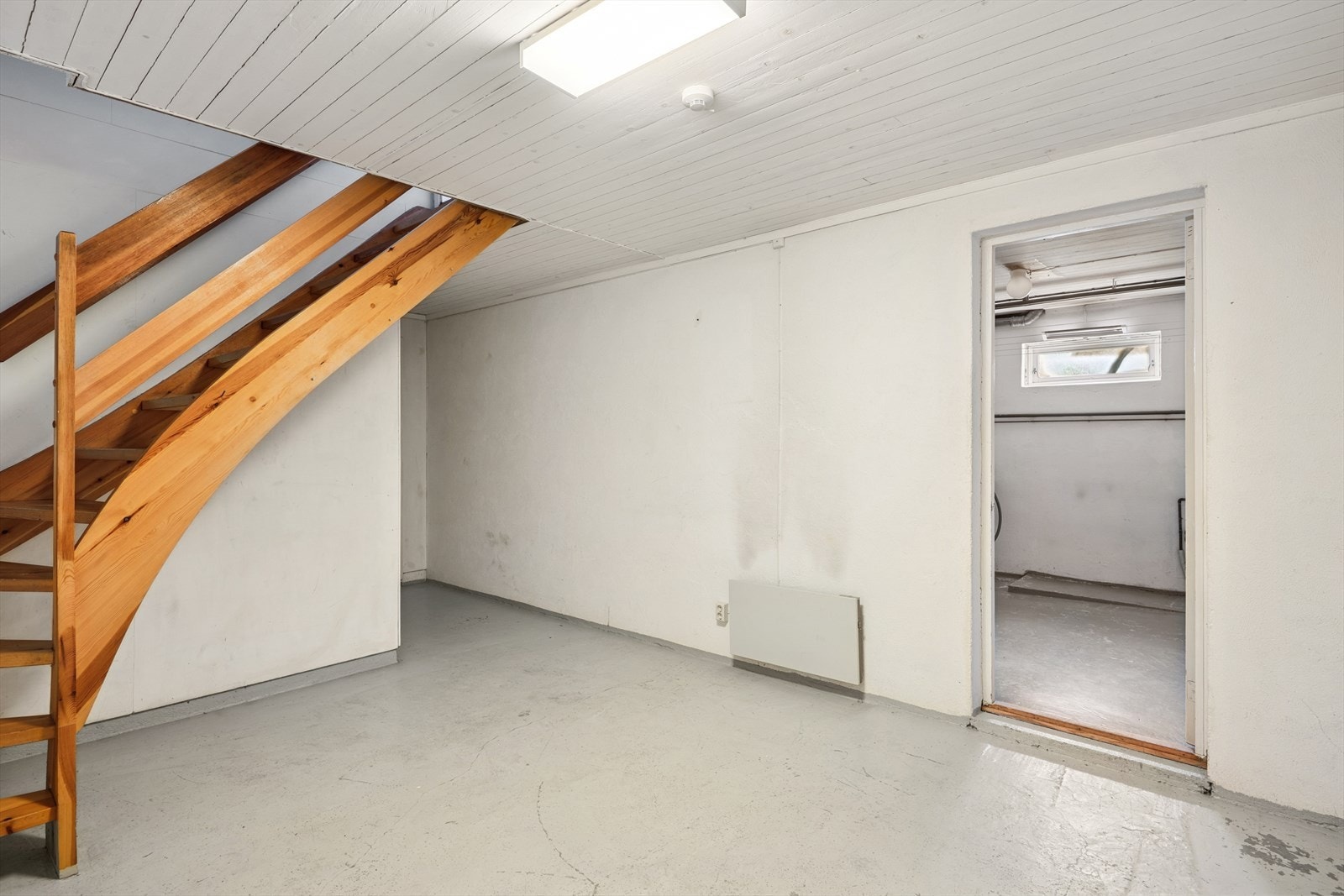 Det er full kjeller med god takhøyde, så er er det veldig gode lagringsmuligheter, det er også adkomst til integrert garasje! Galleribilde