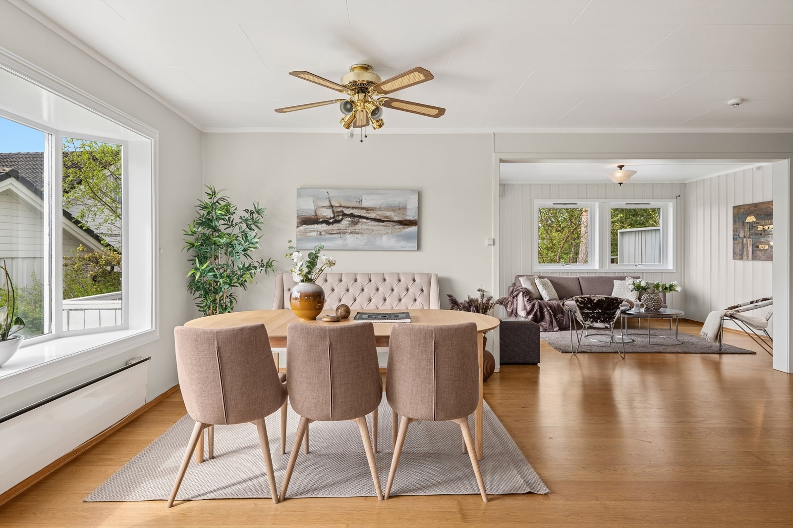 En innbydende spisestue, perfekt for hyggelige måltider med familie og venner. Galleribilde