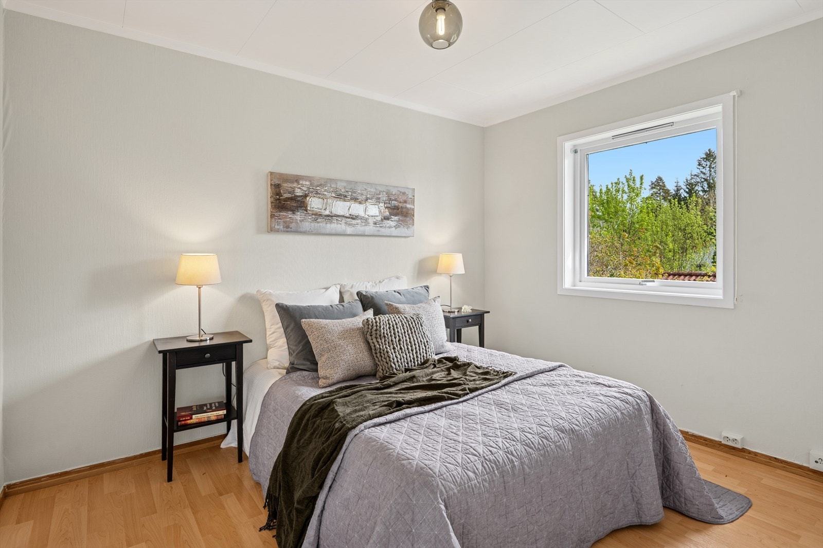 Hovedsoverommet er romslig med god plass til seng og tilhørende møbler. Galleribilde