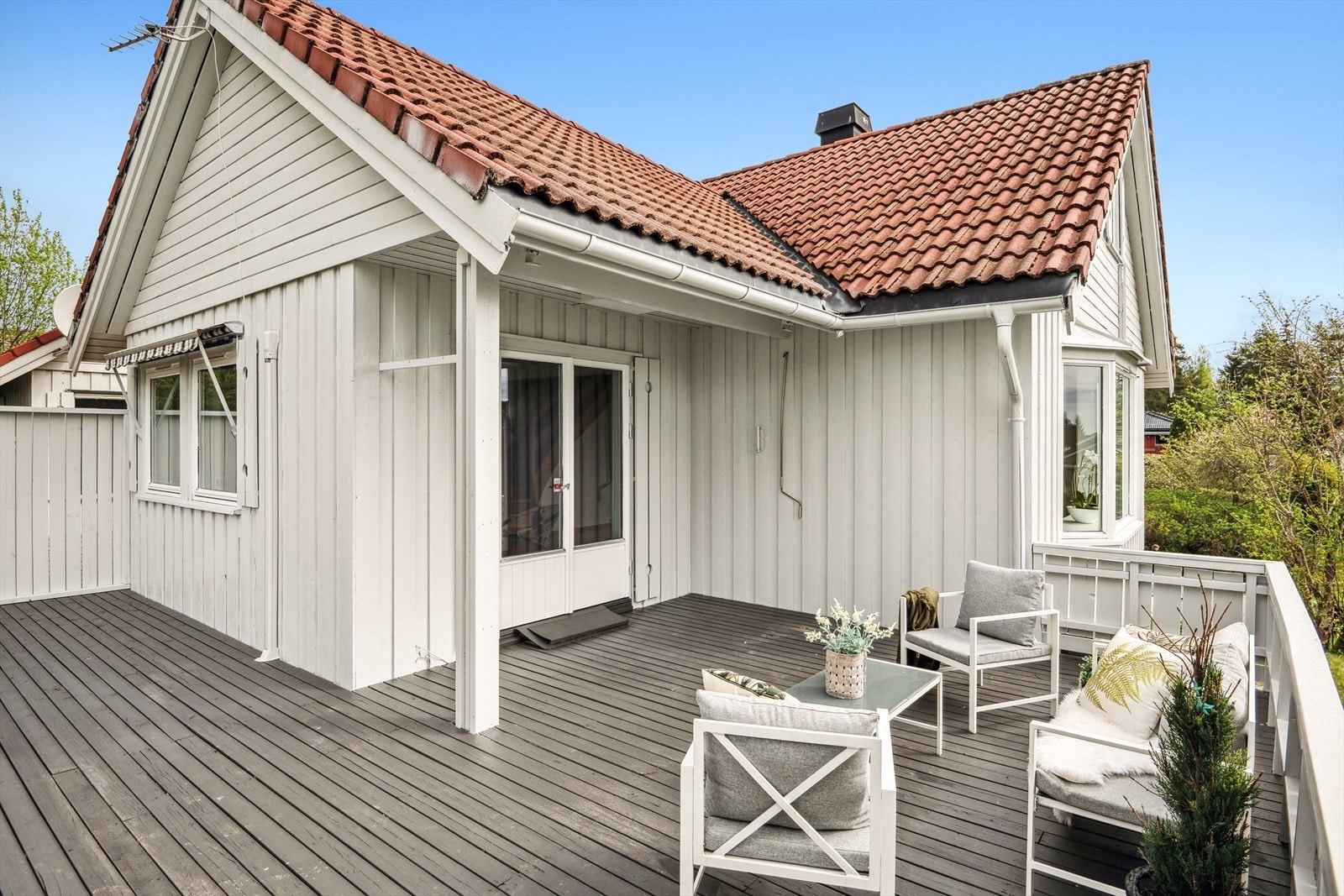 Her er det nærhet til skoler, barnehager, offentlig kommunikasjon, samt et rikt utvalg av fasiliteter og servicetilbud. Galleribilde