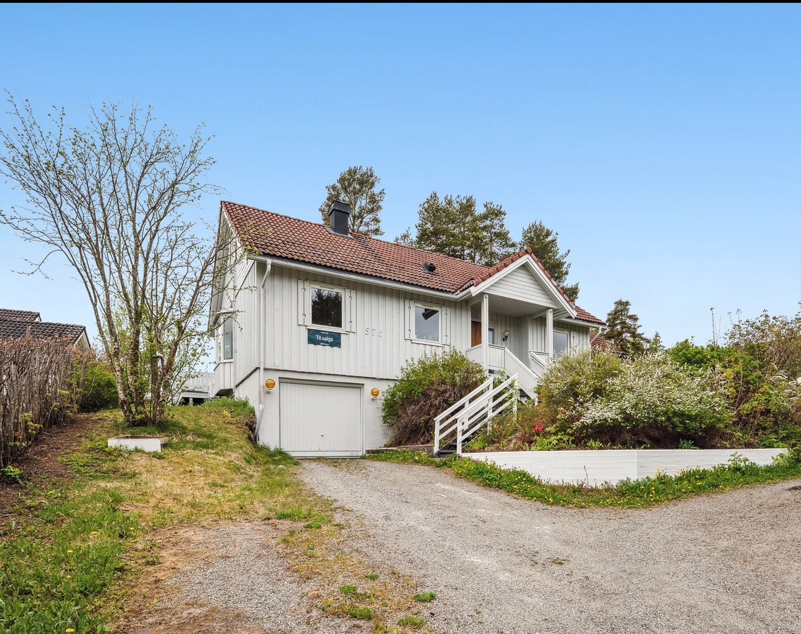 Boligen er fra 1987 og har noe moderniseringsbehov. Galleribilde