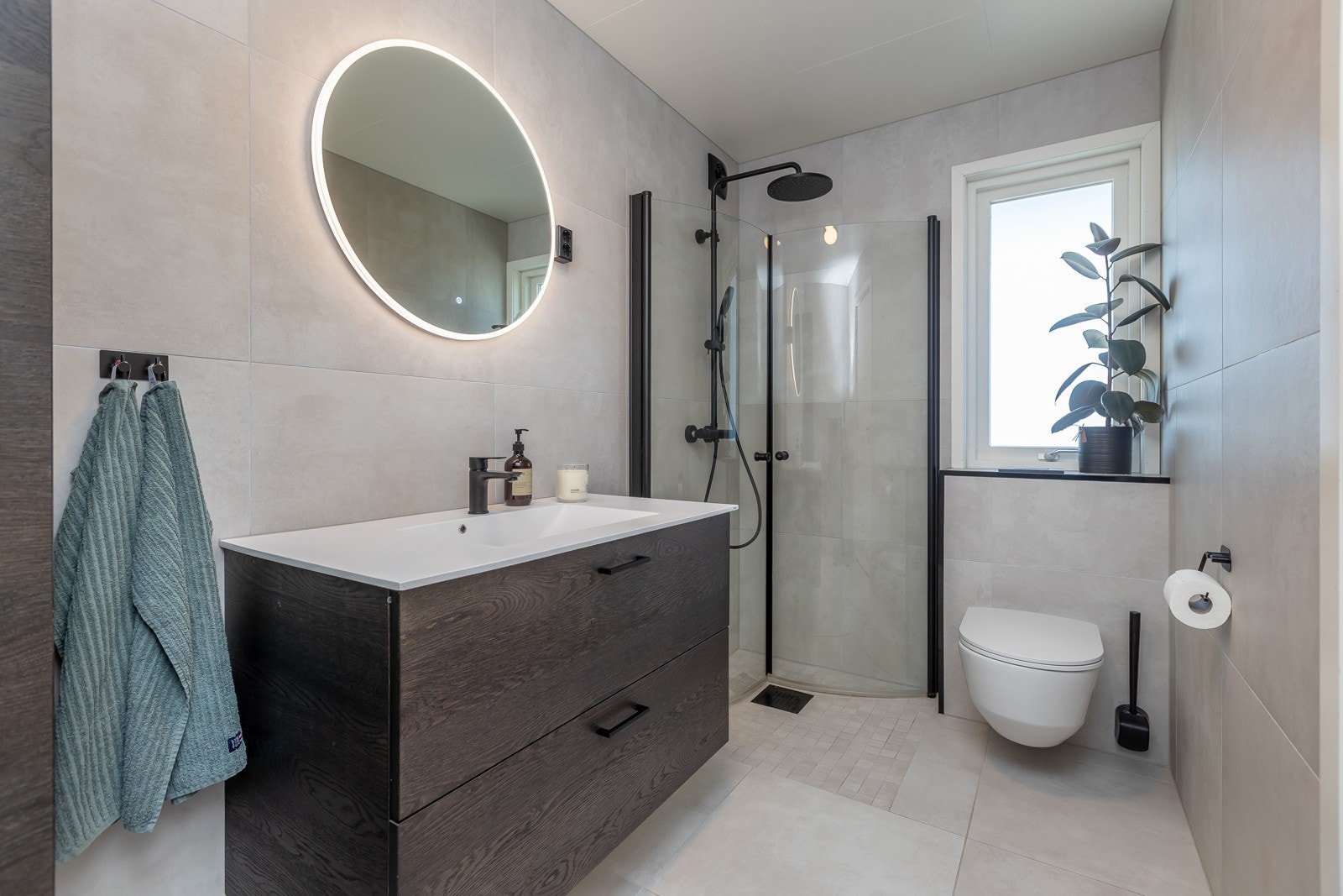 Også på badet er møblene/innredningen fra danske KVIK Galleribilde