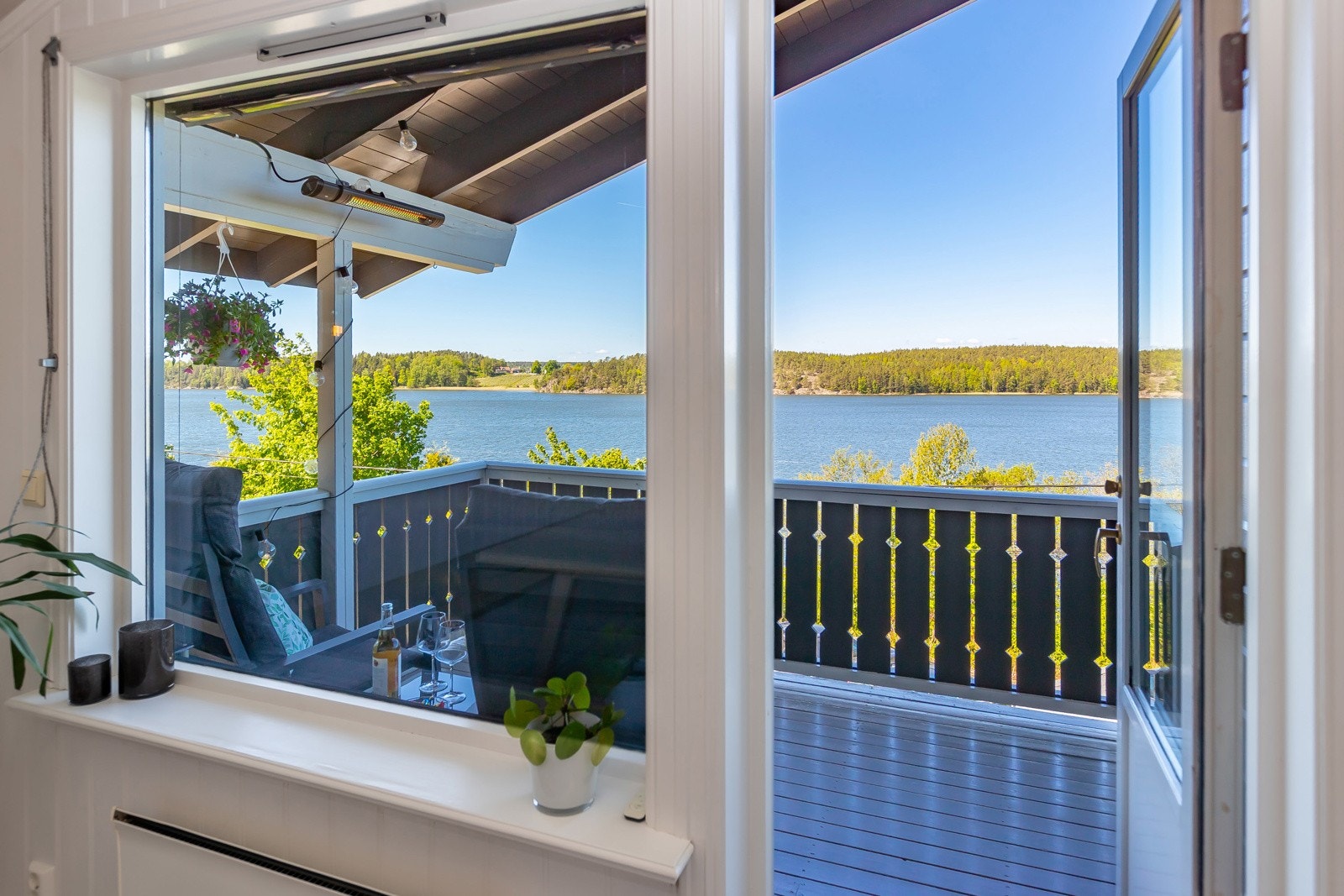 Denne balkongen - med sene solnedganger som speiler seg i vannet - blir du aldri lei. Galleribilde