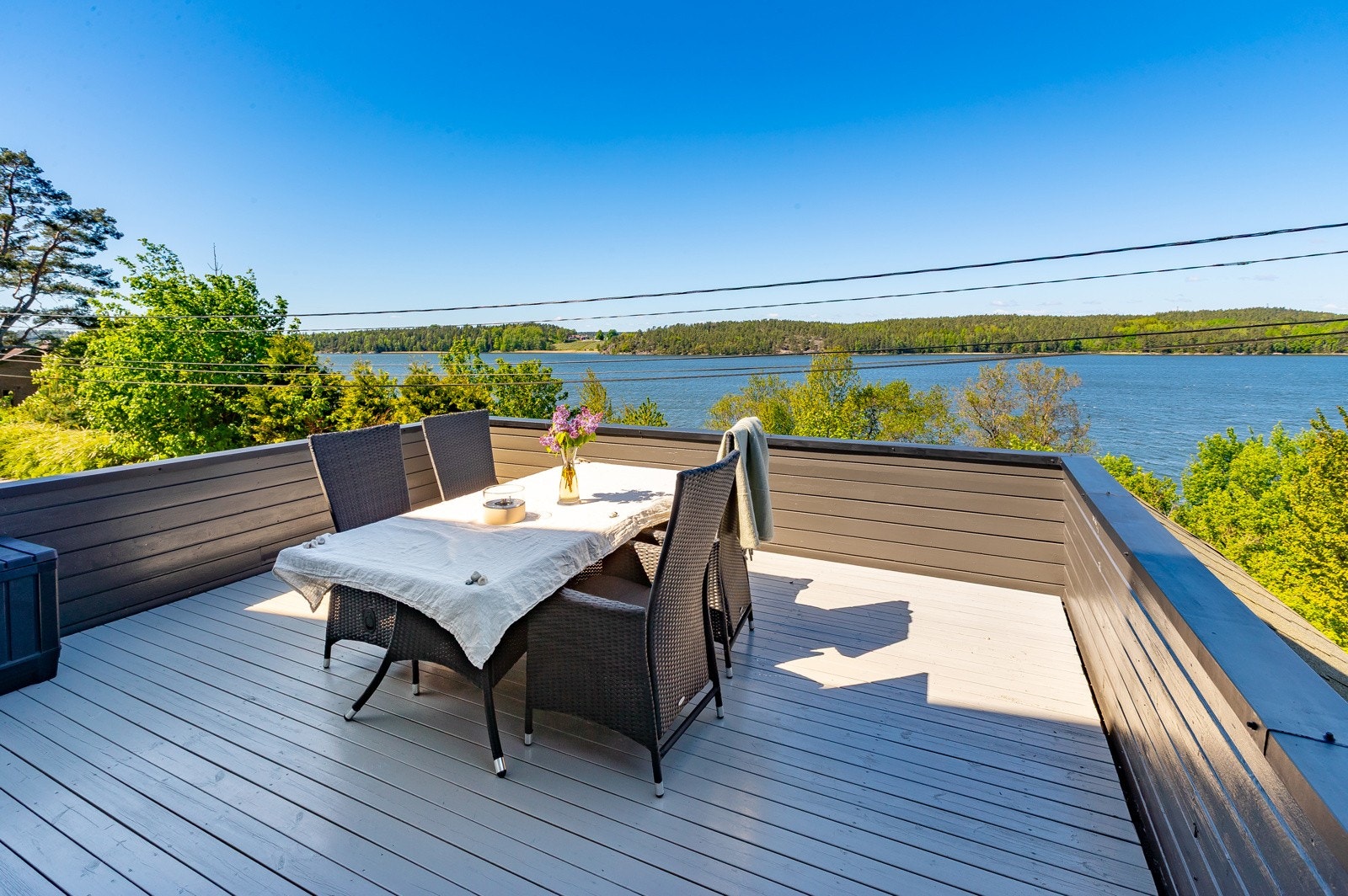 Flott uteplass som deles med én nabo Galleribilde