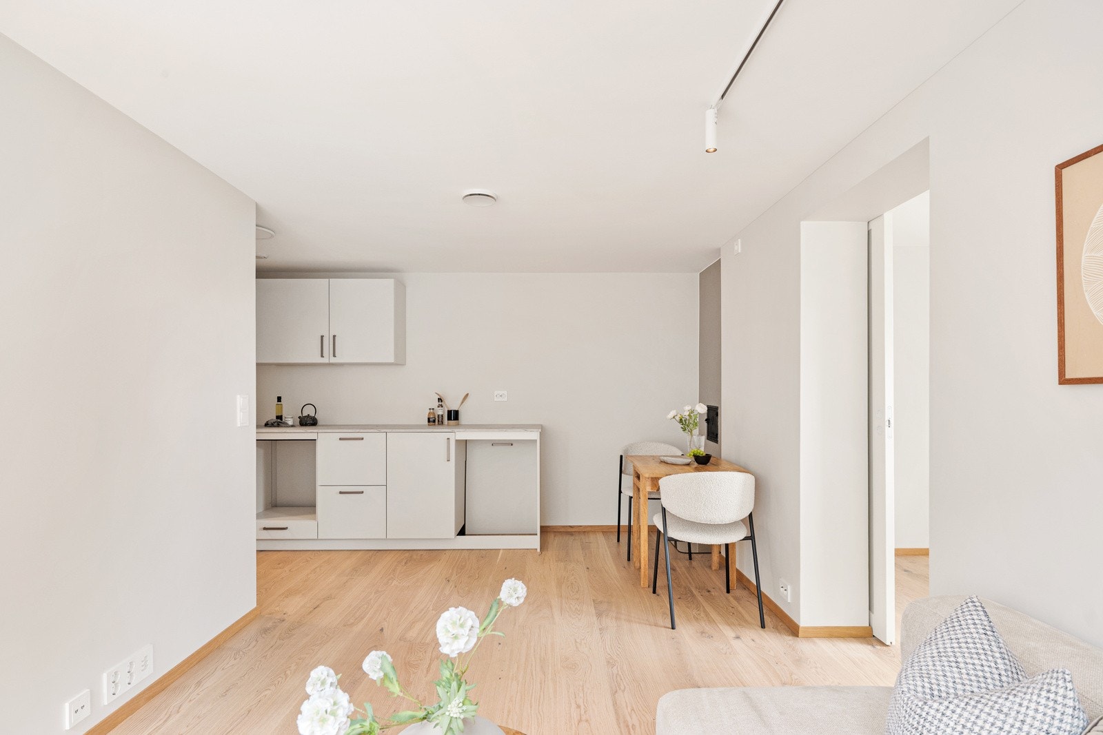 Her er veggene i oppholdsrommene holdt i stilrene, og det er lagt gyllen, enstavs parkett på gulvet. Galleribilde