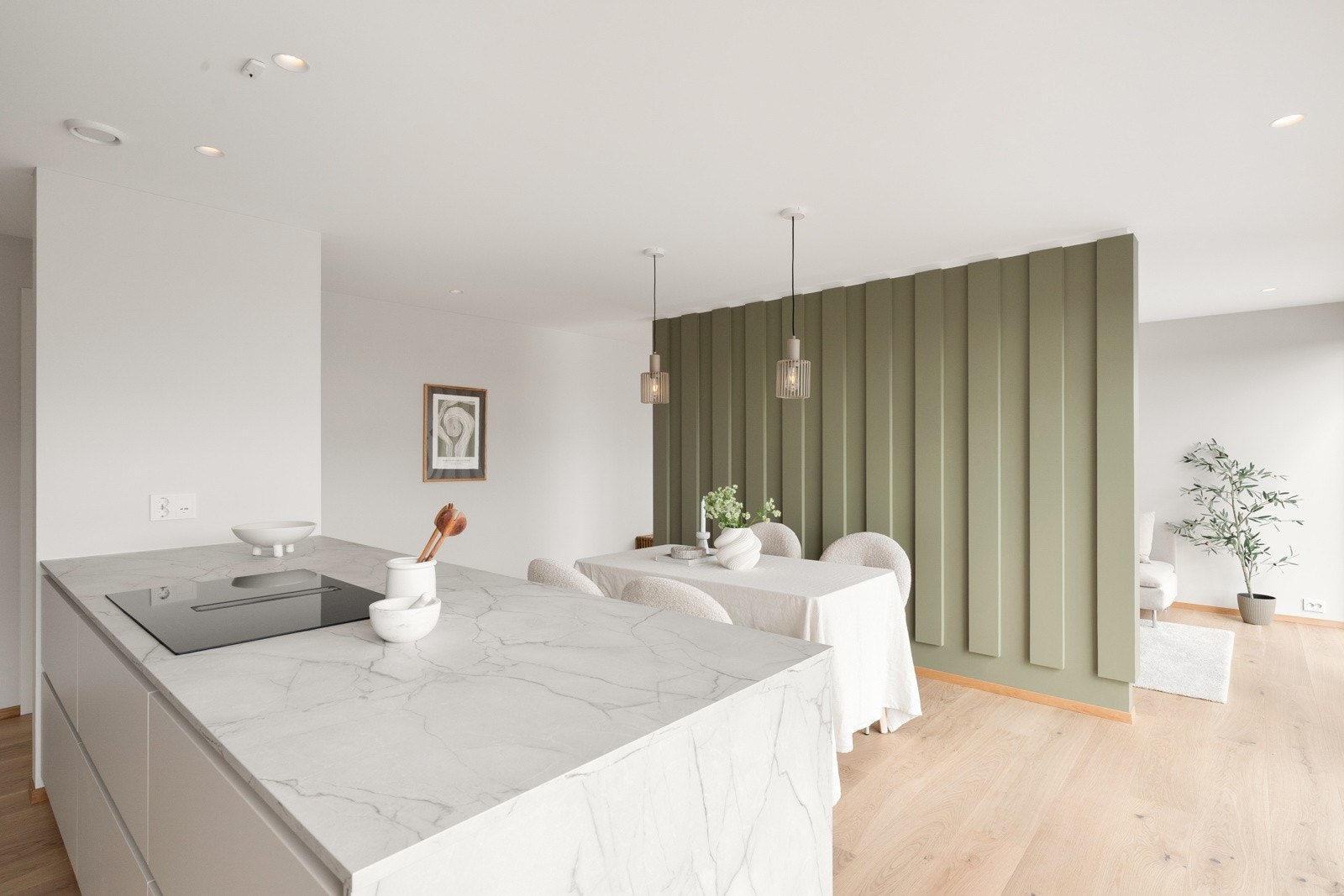 I åpen løsning med kjøkkenet er det en innbydende spisestue, og rommet har rikelig med lysinnslipp. Galleribilde