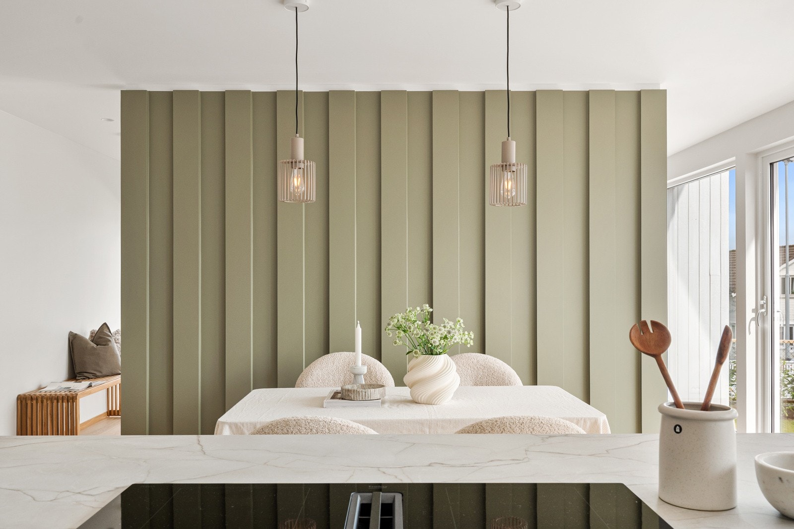 Veggen deler opp den romslige hovedetasjen og sørger for at man kan oppholde seg i ulike soner. Galleribilde