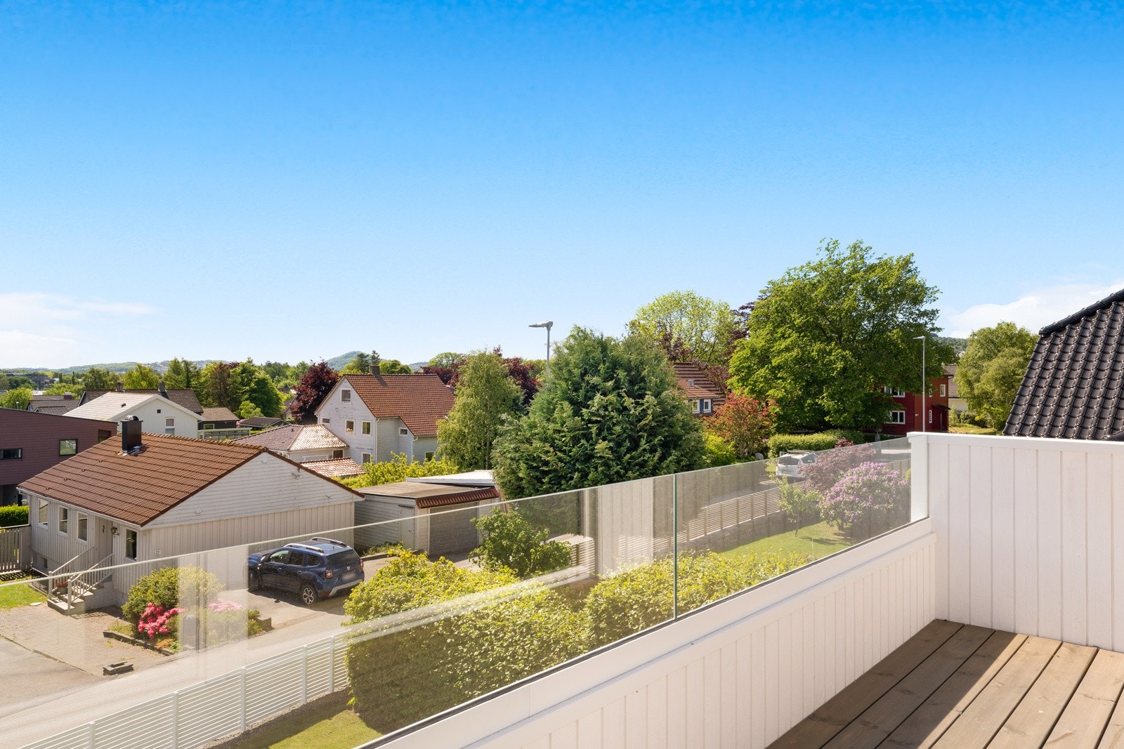 Her kan vidstrakt utsikt nytes i gode solforhold, og terrassen er utstyrt med både utestikk og moderne utebelysning. Galleribilde