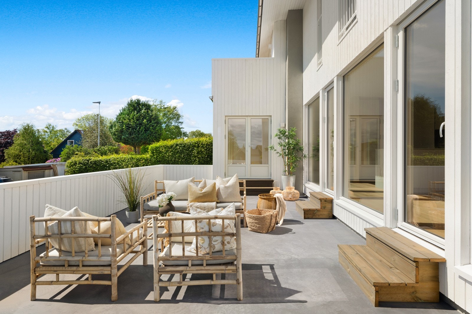 På uteplassen er det god plass til grill og ønsket utemøblement, og denne har adkomst fra hage, stue, kjøkken og tv-stue. Galleribilde