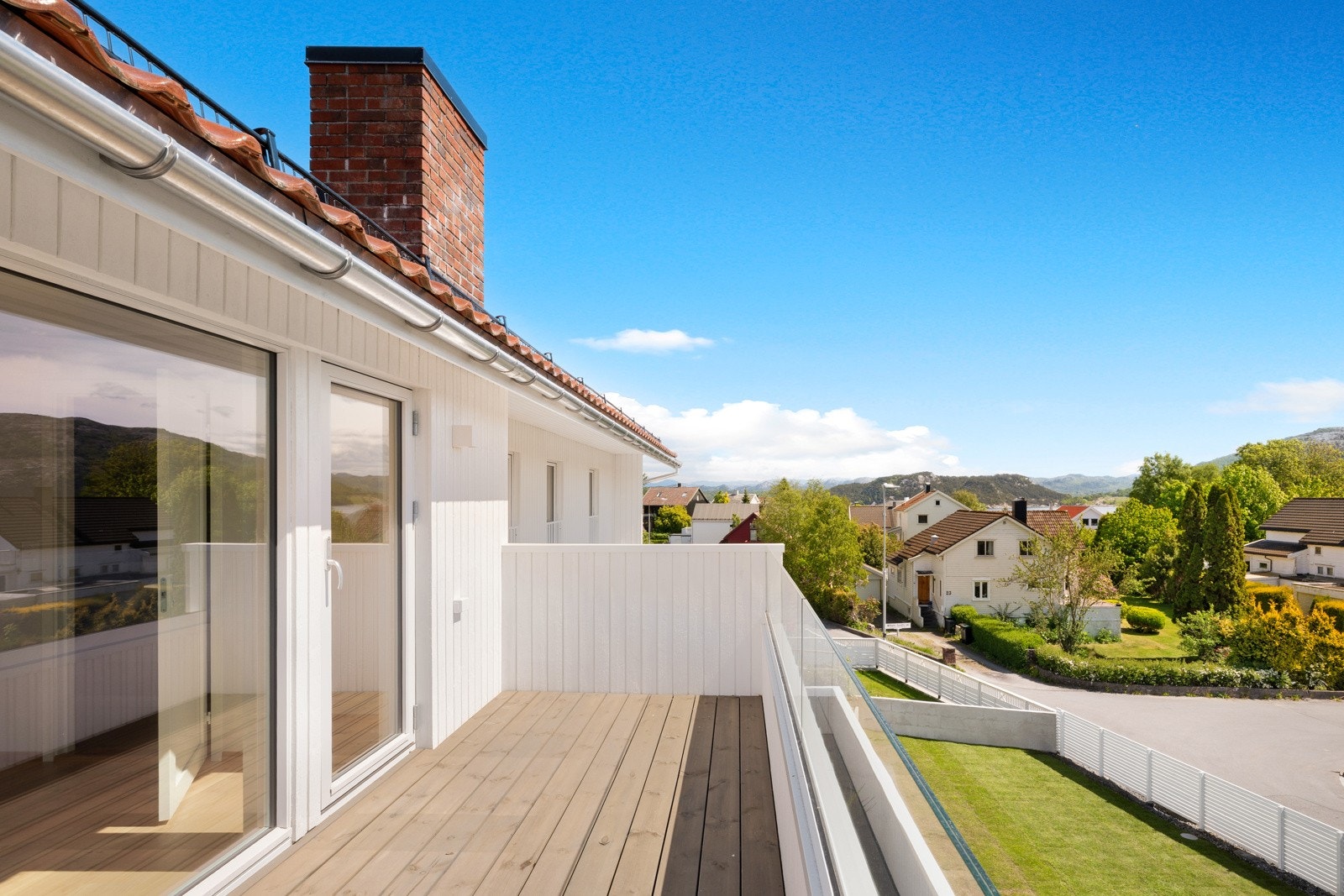 Terrassen er på 9 kvm og har god plass til ønsket utemøblement. Galleribilde