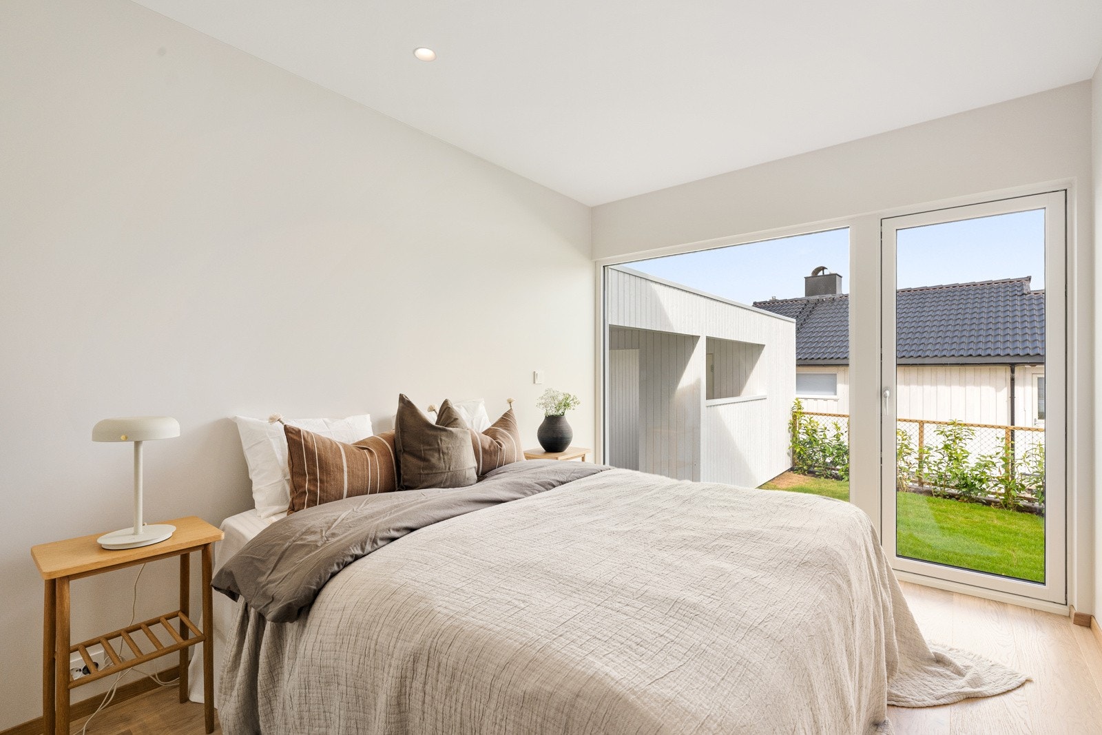 Soverommet i første etasje er luftig og delikat, og ligger i tilknytning til et fremtidig walk-in closet og et delikat bad. Galleribilde