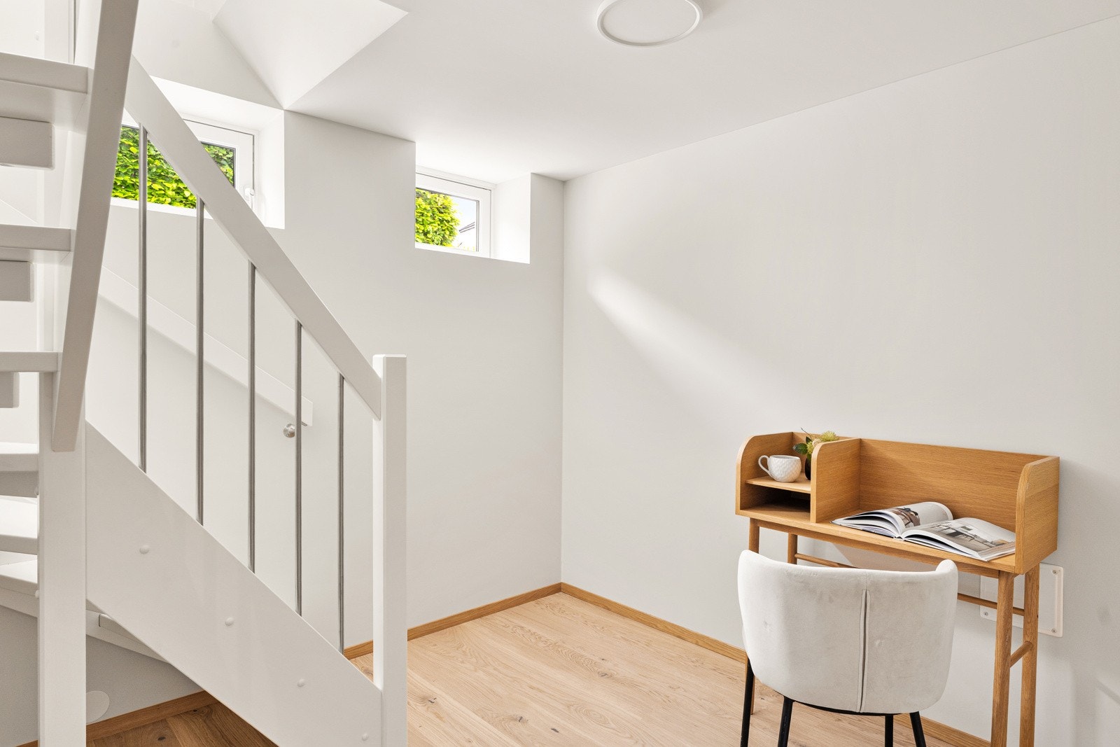 I underetasjen er det etablert en luftig og pen hybel med egen inngang. Galleribilde