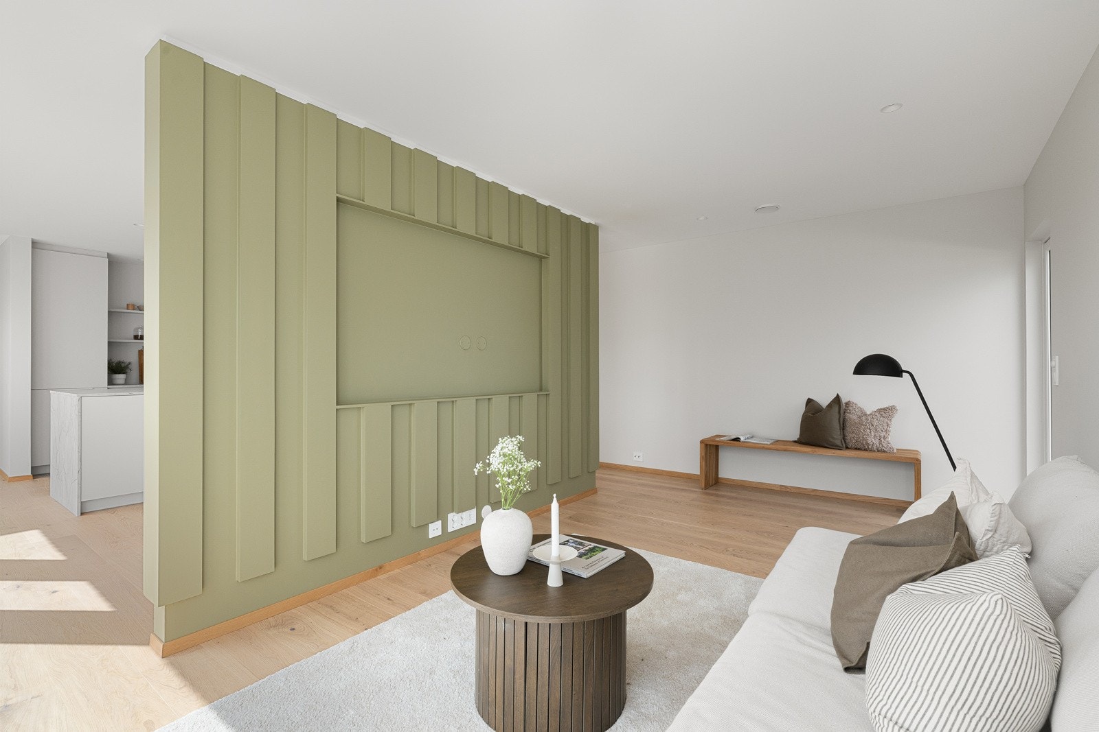 Bak en grønnmalt, lekker skillevegg er det tv-stue, og både kjøkkenet og tv-stuen har utgang til en solrik terrasse på ca. 36 kvm. Galleribilde