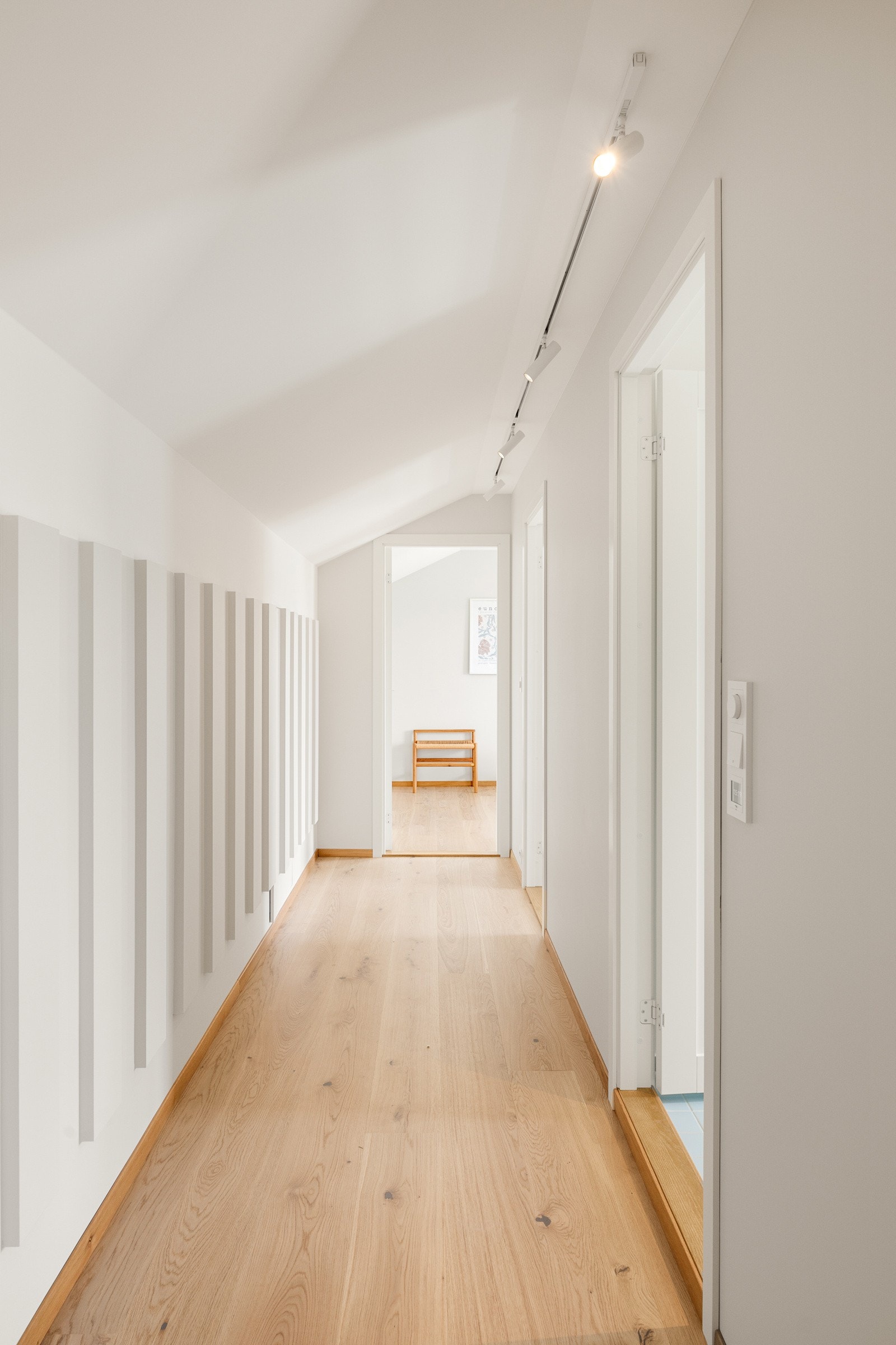 i andre etasje har man boligens tre øvrige soverom, fint samlet i samme etasje med tilliggende bad. Galleribilde