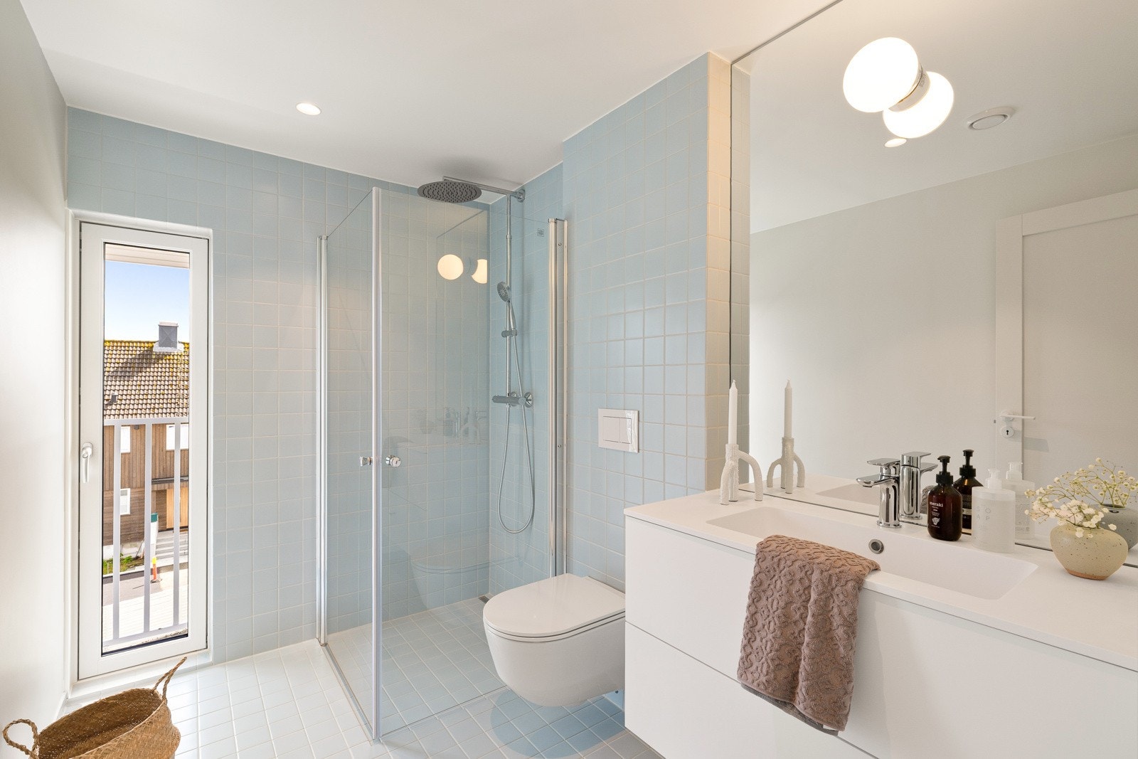 Mellom soverommene i andre etasje ligger det et delikat baderom - perfekt for barna og ungdommen i familien. Badet er holdt i svale blåtoner. Galleribilde