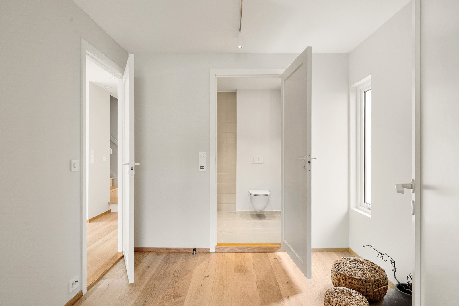 Store vindusflater gir fin, naturlig lyssetting, og rommet har utgang til hagen. Galleribilde