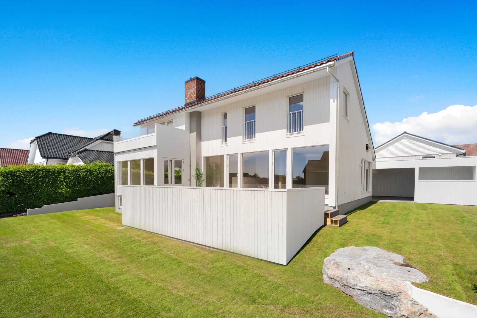 Boligen er nyrenovert og fremstår med moderne og tiltalende løsninger. Galleribilde