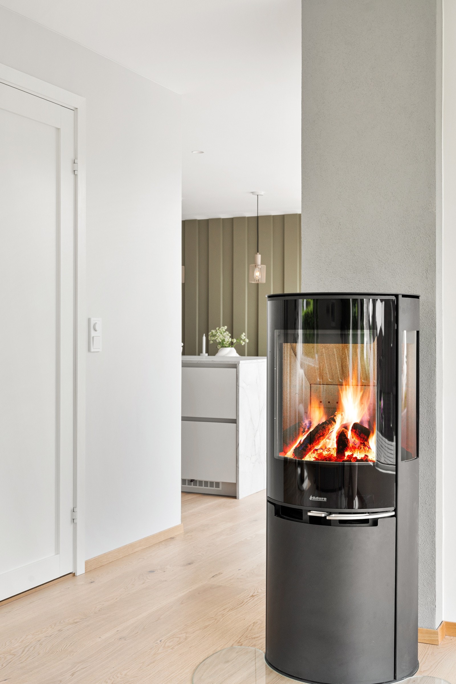 Det er montert en moderne, rentbrennende peisovn som et fint og trygt alternativ til den elektriske oppvarmingen. Galleribilde