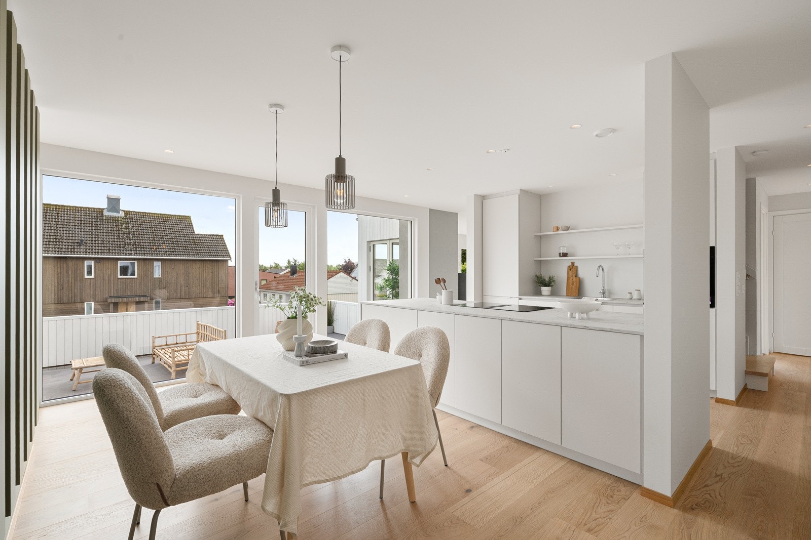 Kjøkkenet, som er nytt i 2025, har et smakfullt, påkostet og nøye gjennomtenkt design med gode benkeflater, smarte løsninger og optimal funksjon. Galleribilde