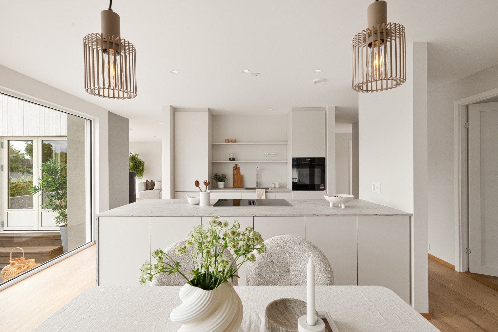 Innredningen fra Smith har duse, glatte fronter og lys laminatbenkeplate i marmor-look med nedfelt kum i stål. Galleribilde