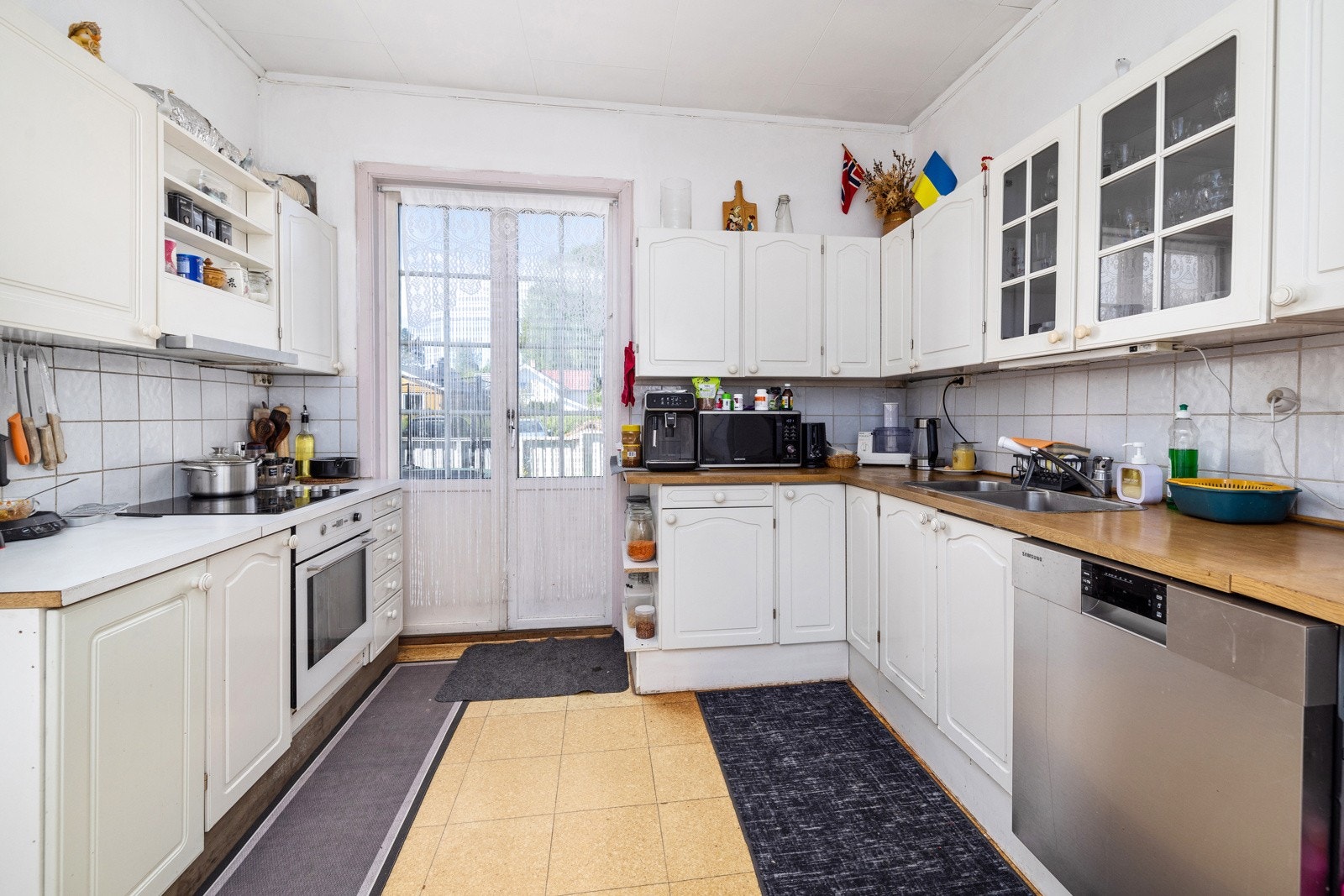 Kjøkken med god lagringsplass i over- og underskap. Galleribilde