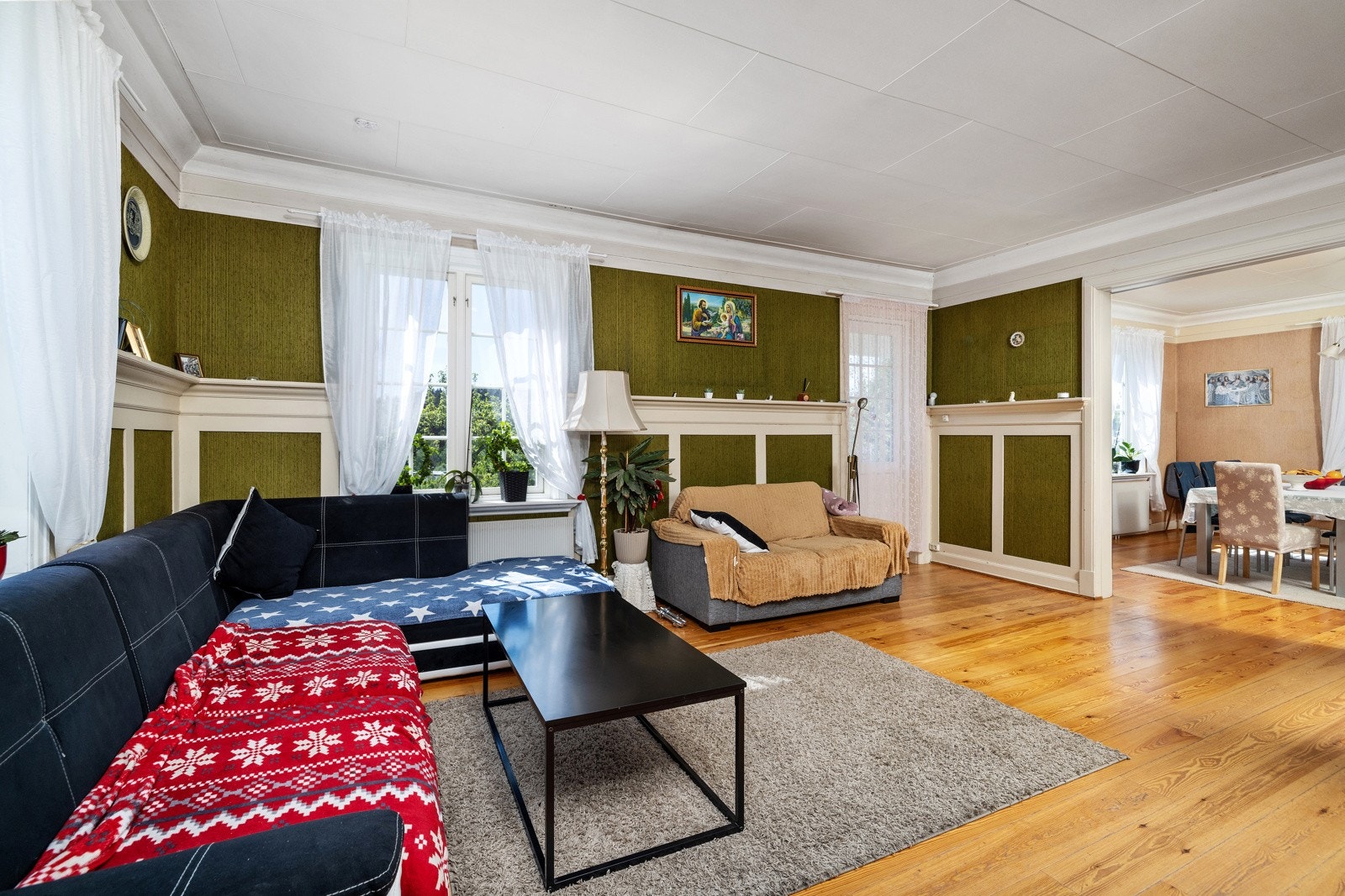 Åpent i mellom stue og spisestue for en god romfølelse. Galleribilde