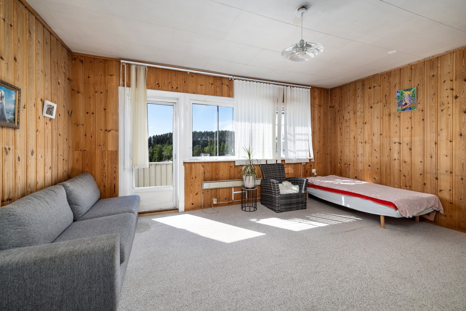 Flott utsikt utover byen fra stua. Galleribilde