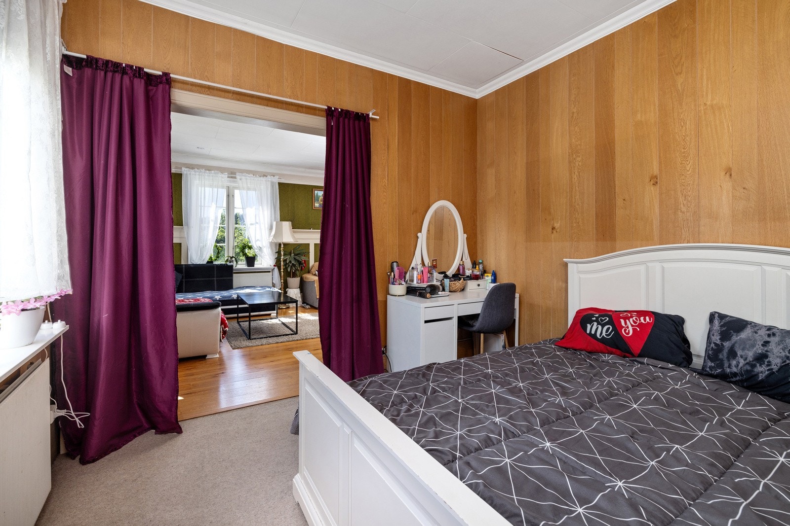 Adkomst til mindre stue (originalt tv-stue) fra hovedstua. Galleribilde