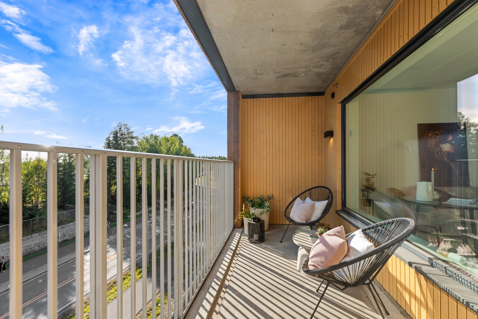 Romslig og vestvendt balkong Galleribilde