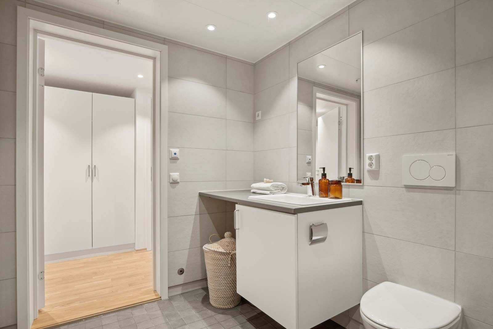 Baderom med plass til vaskemaskin Galleribilde