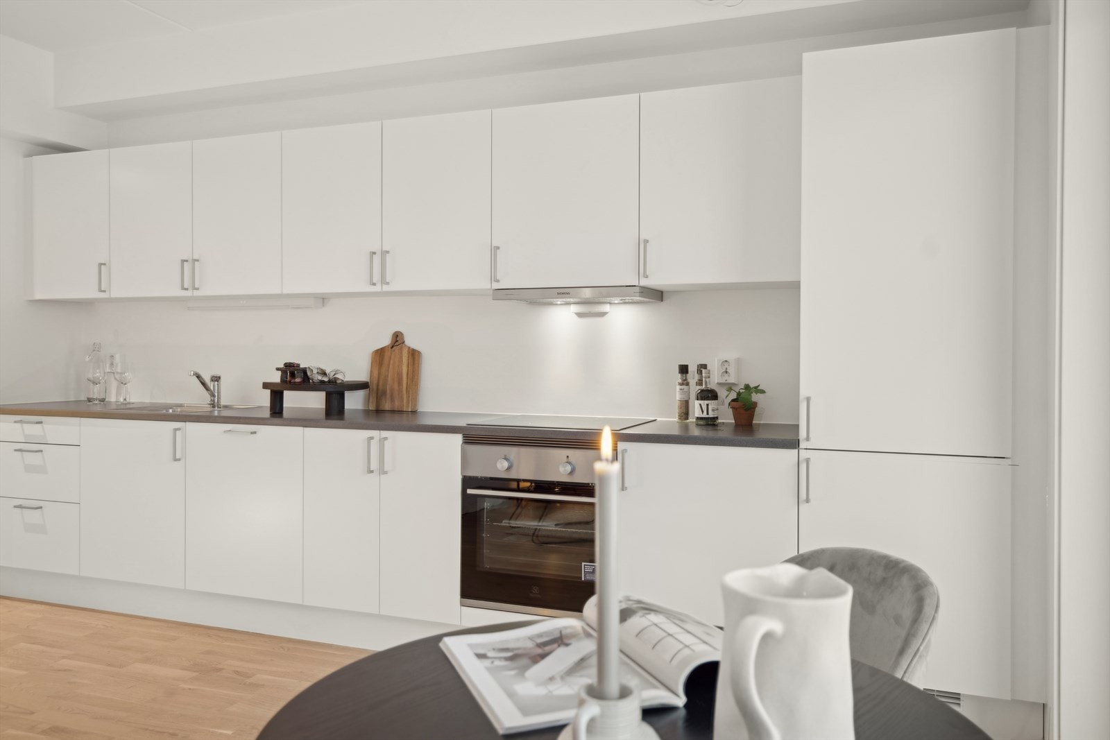 Stort kjøkken med god lagringsplass.jpg Galleribilde