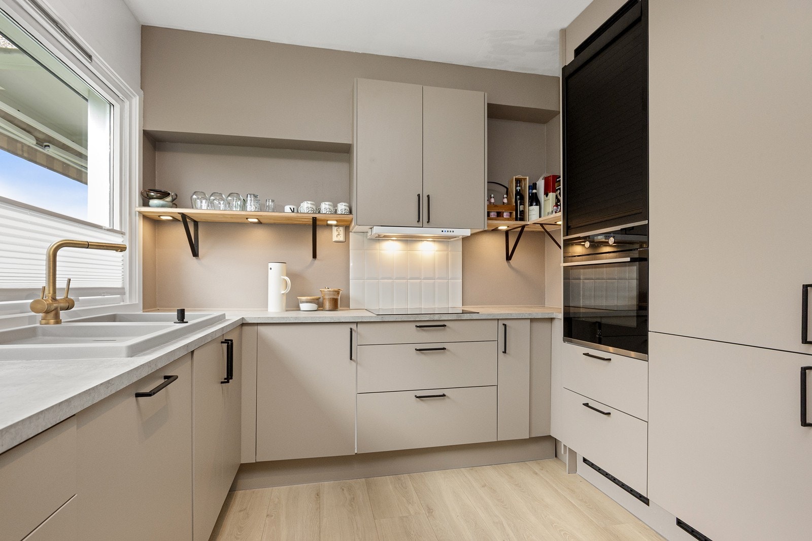 Rikelig skapplass og integrerte hvitevarer fra Electrolux Galleribilde