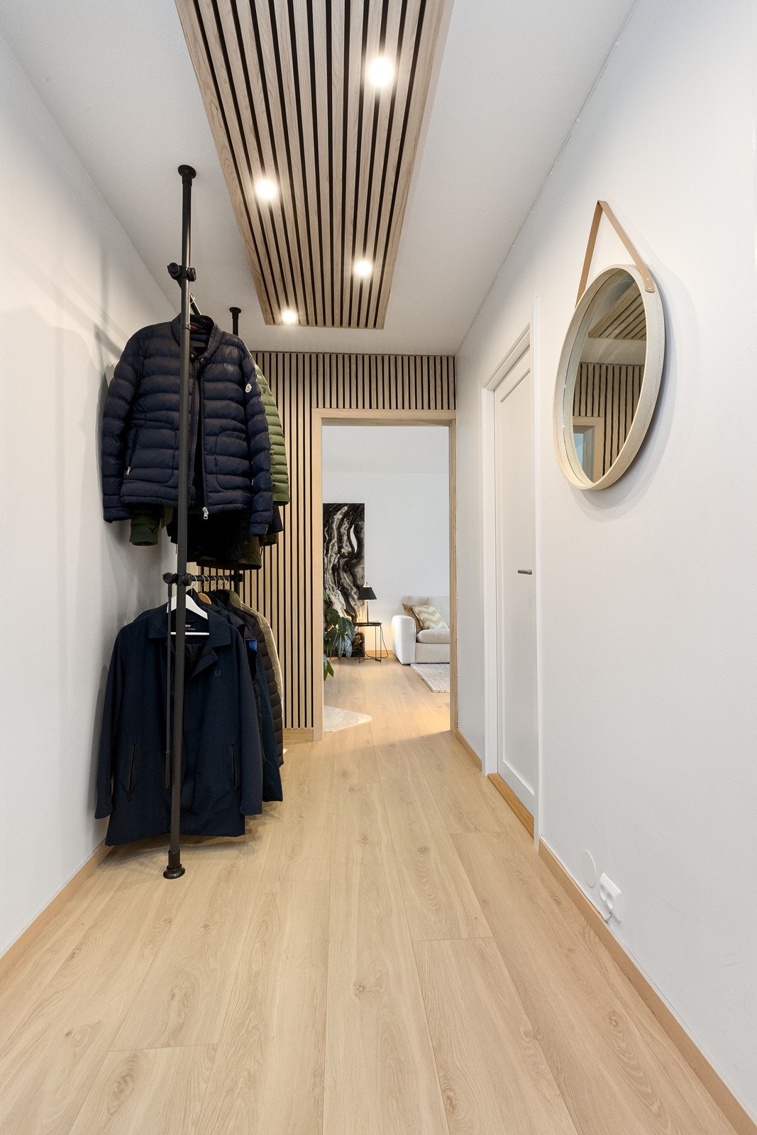 Velkommen inn! Lys og stilfull entré med praktisk opplegg for klesoppheng Galleribilde